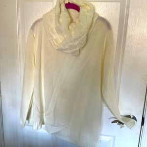 Twiggy London.Beautiful turtleneck sweater. Lightweight. Off-white color. Size L